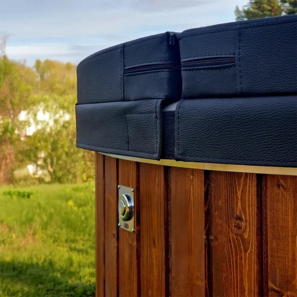 Detailní pohled na tlačítko LED ovládání na plášti koupacího sudu Basic O-sud XL