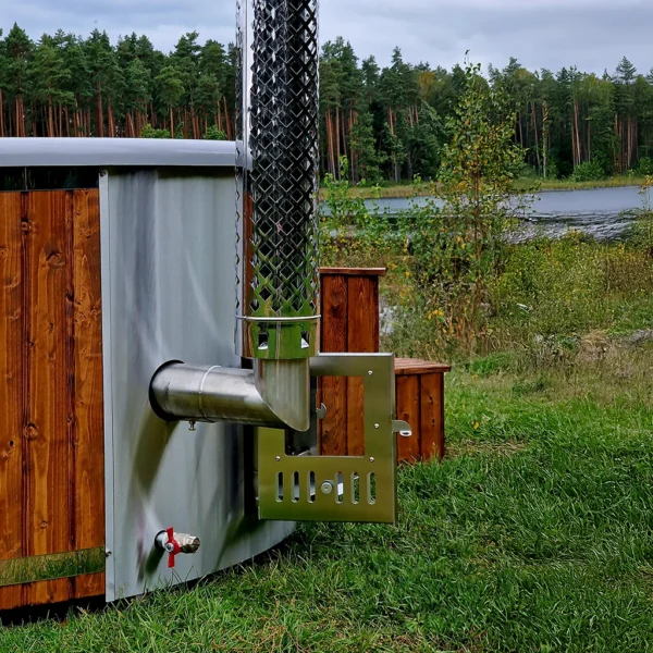 Detailní záběr na dřevěné schůdky u sudu Basic O-sud XL