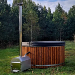 Koupací sud Comfort O-sud XL s externím ohřevem a nerezovým komínem v přírodě
