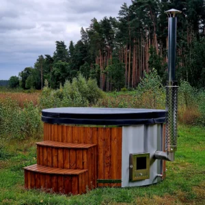 Koupací sud Comfort O-sud XL umístěný na zahradě s komínem a schůdky