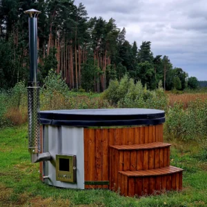 Koupací sud Comfort O-sud se schůdky a zakrytým víkem v přírodě