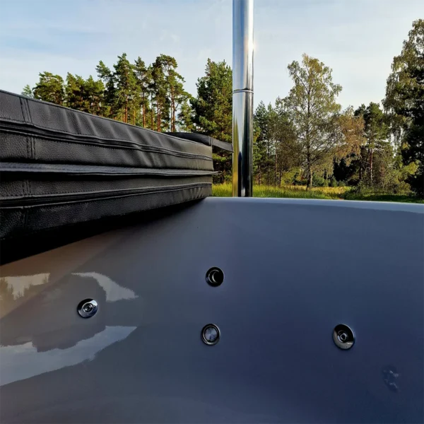 Detailní pohled na hydromasážní trysky sudu Elite O-sud zevnitř