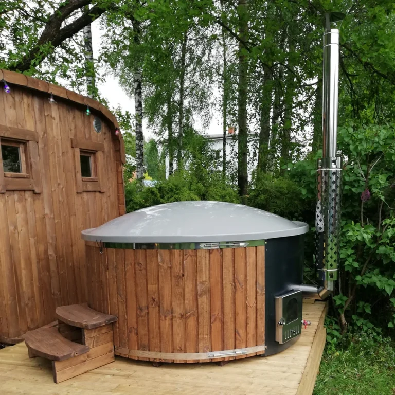 Dřevěný koupací sud se sklolaminátovým víkem vedle zahradního domku