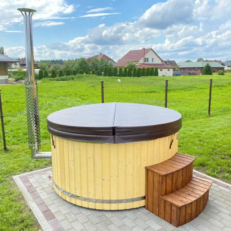 kulatý sud s černým termoizolačním krytem a nerezovým komínem